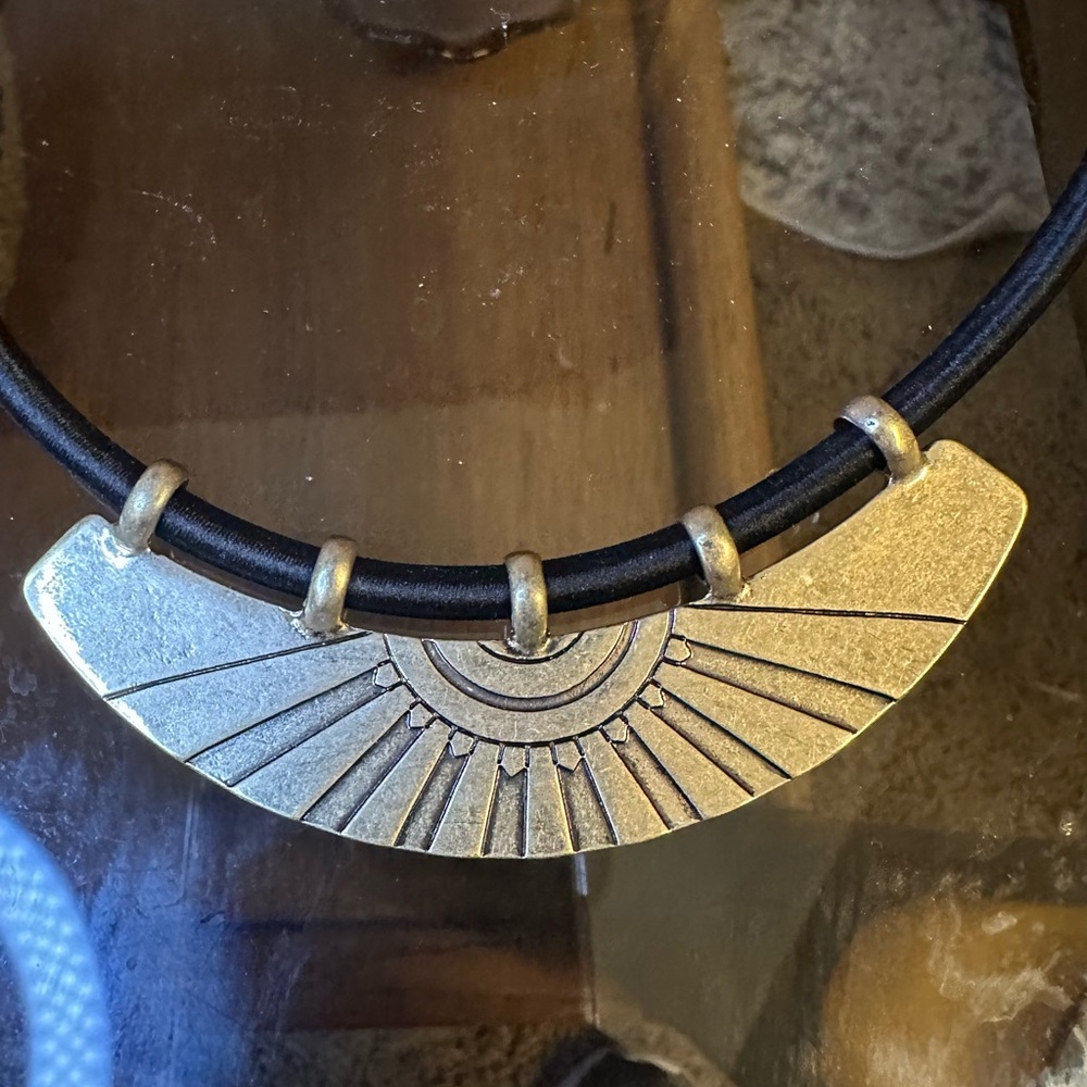 Gold and Black Necklace with Sun design - Picture 2 of 3
